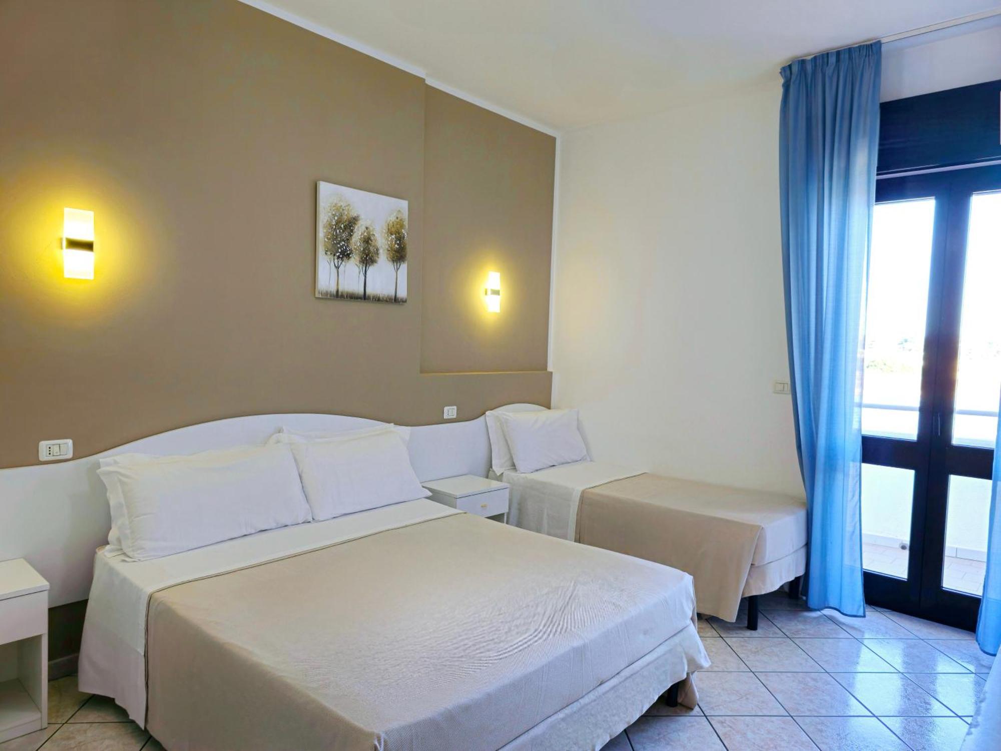 Hotel Baia Del Cigno ตอร์เร ซาน จิโอวานนิ อูเจนโต ภายนอก รูปภาพ