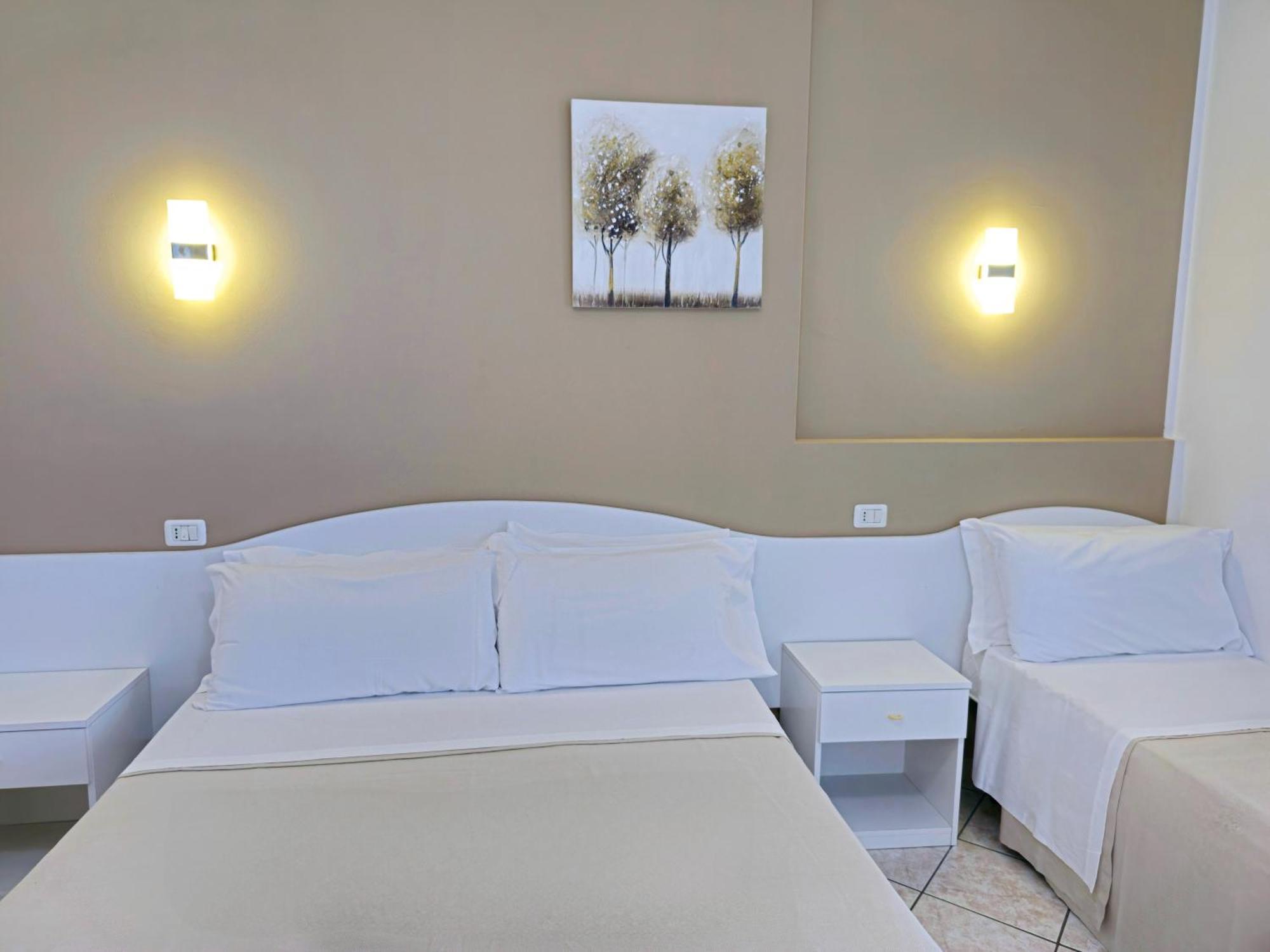 Hotel Baia Del Cigno ตอร์เร ซาน จิโอวานนิ อูเจนโต ภายนอก รูปภาพ